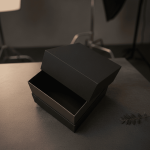 Boîte cadeau carrée pour parfum avec gaufrage en carton - Product Image 1