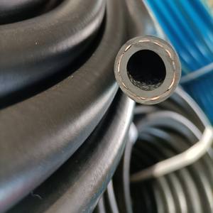 Tuyau d'essence en caoutchouc nitrile personnalisé d'usine OEM surface lisse EPDM avec renfort en fil d'acier matériau NBR pour usage automobile - Product Image 1