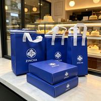 Op maat gemaakte, gebrande verpakkingsoplossingen voor cake- en koffieshop series, dessert- en gebakdozen, hartvormige PP-koude bekers met tas