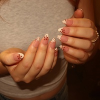 Faux ongles en acrylique à presser, motif petite fleur, style Lait-Café, base rose nude, French blanc crème, décorations peintes à la main motif fleur de café, points et tourbillons
