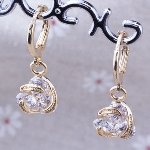Pendientes de Aro Colgantes con Diseño de Flor Trenzada Chapados en Oro y Circonita Cúbica, Joyería Elegante para Mujer, Uso Diario y Fiestas - Product Image 1