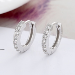 <span class=keywords><strong>Orecchini</strong></span> <span class=keywords><strong>a</strong></span> <span class=keywords><strong>Cerchio</strong></span> <span class=keywords><strong>Piccoli</strong></span> in <span class=keywords><strong>Argento</strong></span> 925 con Zirconi Cubici Nuovo Design 13mm - Product Image 3