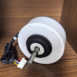 มอเตอร์พัดลมเครื่องปรับอากาศไฮเซ่นส์ เคลอน รุ่น 1838324 ZKFP-25-8-102 ชิ้นส่วนพลาสติกภายในที่ทนทาน - Product Image 2