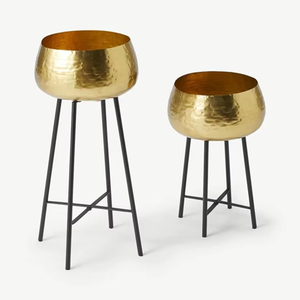 Juego de 2 macetas con soporte, macetas de suelo con acabado dorado, macetas de diseño moderno en venta - Product Image 5