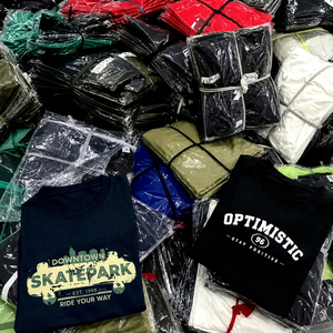 เสื้อยืดมือสองขายส่ง 100% ผ้าฝ้าย บรรจุเป็นเบลจากสหรัฐอเมริกา สำหรับเสื้อผ้ามือสองคละแบบสำหรับผู้ใหญ่ ดีไซน์หลากหลาย - Product Image 1