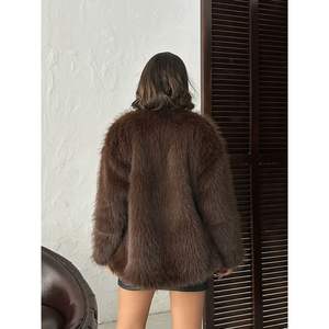 เสื้อแจ็คเก็ตขนเฟอร์เทียมแบบสั้นขายส่ง พร้อมเข็มขัดรัดตัว กระดุมแถวเดียว ลายพิมพ์ - Product Image 1