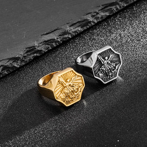 Bague pour homme en acier titane Saint Michel Archange, forme bouclier, couleur or et argent, bijou cadeau pour homme - Product Image 1