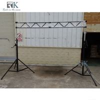 Une paire de supports de treillis d'éclairage de scène manivelle des supports de tour de trépied Dj