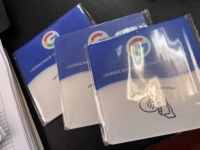 Carte de visite professionnelle en acrylique avec NFC, compatible Google Review, paiement sans contact, affichage Google Maps et réseaux sociaux pour menus de restaurants et paiements en magasin