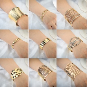 กำไลข้อมือสแตนเลสสตีลชุบทอง 18K แบบเปิด ปรับขนาดได้ ซ้อนกันได้ เหมาะสำหรับผู้หญิง ดีไซน์หรูหรา ทันสมัย กันน้ำ - Product Image 2