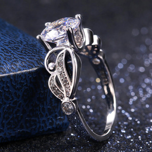 Anello Floreale Traforato per Donne, Stile Creativo con Impreziosimenti, Elegante Accessorio da Dito per Feste e Matrimoni, Idea Regalo - Product Image 1