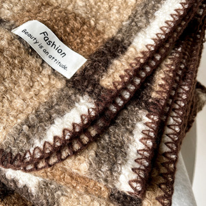 Mantón largo de moda de invierno de gama alta para <span class=keywords><strong>mujer</strong></span>, bufanda con logotipo de <span class=keywords><strong>lana</strong></span> y poliéster de Cachemira con estampado de Seto triangular Europeo Americano - Product Image 2
