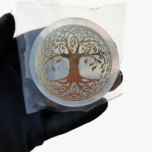 Plaque ronde en sélénite naturelle gravée Arbre de Vie, plaque de guérison en cristal avec bordure celtique - Product Image 1