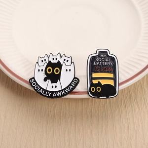 Spilla Smaltata 'Socially Awkward', Divertente 'La Mia Batteria Sociale è Scarica', Gioiello Cartoon, Regalo per Amici, Capodanno - Product Image 4