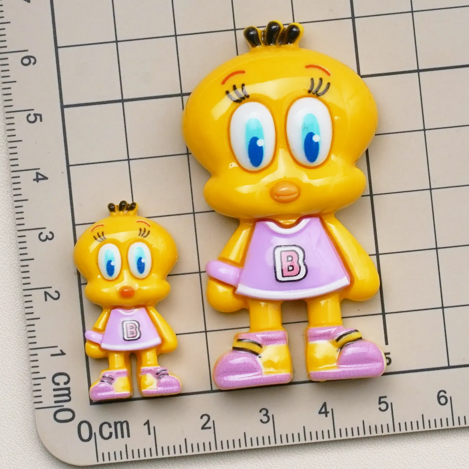 Todo tipo de personajes de dibujos animados al por mayor kawaii flatback accesorios de resina para llavero colgante materiales funda de teléfono DIY