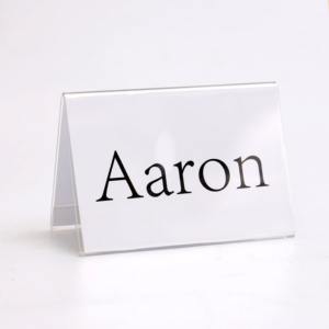 Table triangulaire en acrylique personnalisée en forme de V pour salle de conférence présentoir double face pour juger les cartes nominatives de mariage - Product Image 1