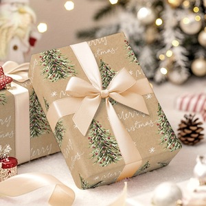 Rollo de Papel Kraft Navideño de 80g con Diseño de Árboles de Pino y Bayas, Papel de Regalo Ecológico - Product Image 3