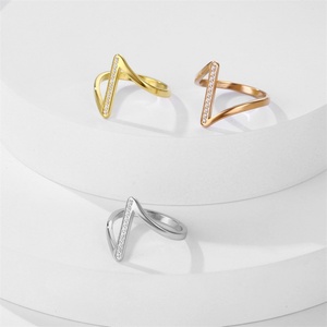 Anillo Geométrico en Forma de V para Mujer, Anillo de Boda de Acero Inoxidable Chapado en Oro con Diamantes para Mujer - Product Image 4