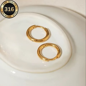 Les boucles d'oreilles circulaires de luxe léger et haut de gamme sont super polyvalentes pour les femmes. Les boucles d'oreilles en métal lisse sont un design de niche. - Product Image 3