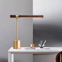 Lampe de bureau en fer de style européen moderne avec abat-jour en bois, LED, alimentation secteur, lumière blanc chaud pour la lecture, l'étude, la chambre ou l'hôtel