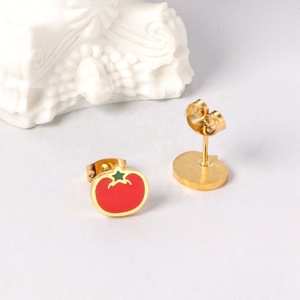 Boucles d'oreilles clous personnalisées pour enfants, motif tomate émaillée, en acier inoxydable plaqué or 18 carats, mignonnes boucles d'oreilles clous fruits pour bébés et enfants - Product Image 4