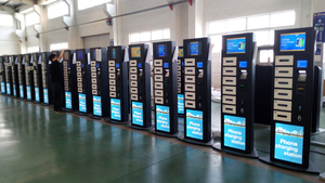 Bornes de recharge pour téléphones portables Winnsen avec écran numérique de 22 pouces sur le dessus et système de charge rapide - Product Image 4