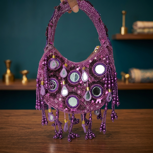 Sac Hobo Demi-Lune Décontracté Violet Fait Main Perlé avec Miroirs et Pompons – Écologique et Tendance pour Soirées et Fêtes - Product Image 3
