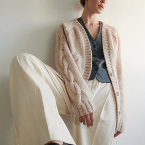 <span class=keywords><strong>Cardigan</strong></span> da <span class=keywords><strong>donna</strong></span> in lana Merino <span class=keywords><strong>Beige</strong></span> lavorato a maglia con bottoni con motivi di cavi squisiti - Product Image 4