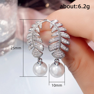 Orecchini Pendenti Lunghi in Stile Barocco con Perle e Cristalli a Forma di Foglia, Eleganti Accessori da Festa per Donne - Product Image 5