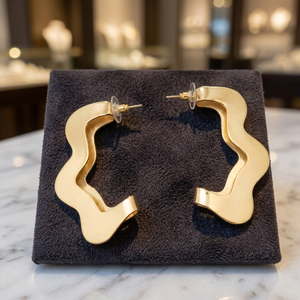 Pendientes Colgantes Clásicos Soumya Creation de Aleación de Zinc Chapados en Oro con Forma de Pluma Hueca Ondulada para Fiestas y Bodas de Mujer - Product Image 4