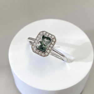 แหวนหมั้นผู้หญิงดีไซน์คลาสสิกหรูหราประดับมอสอาเกต พร้อมชุบทองเหลือง ฝังพลอยธรรมชาติด้วยวิธี Claw Setting รุ่นใหม่ทันสมัย - Product Image 2