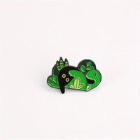 Épingle en émail de créature de forêt enchanteresse-Figure noire parmi les feuilles vertes. Un accessoire fantaisiste pour les amoureux de la nature