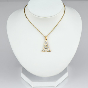 Collar de Acero Inoxidable al por Mayor con Colgante de Letra y Diamante, Collar de Acero de Titanio con Diamantes y Oro de 18k para Mujer - Product Image 5