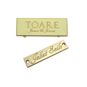 ป้ายโลหะแบบกำหนดเอง คุณภาพสูง สำหรับกระเป๋าถือ ด้านหลังแบบแบน มีสองขาเสียบด้านหลัง - Product Image 1