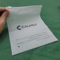 JM1 vente en gros de sac à fermeture éclair logo personnalisé t-shirt biodégradable écologique sacs en plastique à fermeture éclair givrée emballage de vêtements pour vêtements