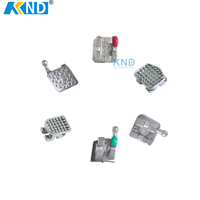 Supports orthodontiques métalliques argentés KND Mini Roth 022 avec 3 crochets pour usage manuel