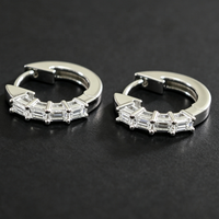 Boucles d'oreilles créoles Huggie en argent sterling 925 avec moissanite VVS taille baguette, fermeture à pression, style minimaliste, effet glacé, pour femme, vente en gros