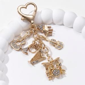 Porte-clés en alliage de zinc émaillé en forme d'instrument de musique de dessin animé (<span class=keywords><strong>harpe</strong></span>, batterie, guitare, violon) pour femmes et hommes, cadeau fait main - Product Image 1