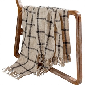 Manta a Cuadros de Lana Acrílica Tejida Antipilling Rectangular Clásica para el Hogar, para Todas las Estaciones, Beige y Negro con Flecos - Product Image 1