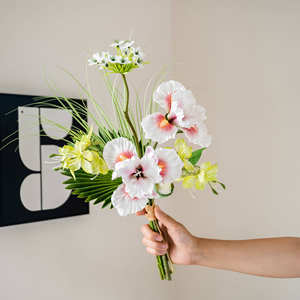 Bouquet de fleurs artificielles en PU Iris de luxe léger fait à la main pour le salon et la table à manger Décoration de la maison - Product Image 2