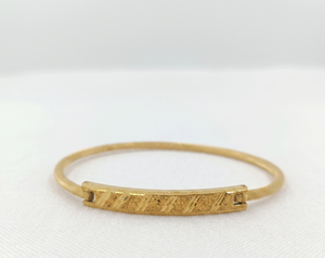 DIVYORO Bracelet jonc ouvrable plaqué or texturé radiant pour femme, bijou de créateur élégant pour mariage, fête et festival - Product Image 5