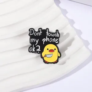 Spilla in smalto a forma di anatra simpatica con coltello, motivo 'Non toccare il <span class=keywords><strong>mio</strong></span> <span class=keywords><strong>telefono</strong></span>, ok', spilla a forma di animale cartone animato, distintivo da risvolto per zaino, gioiello regalo per amici - Product Image 2
