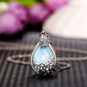 Collana con ciondolo a forma di farfalla e fiore per donna, con pietra di luna colorata, catena cava per clavicola, gioielli dolci e alla moda. - Product Image 3