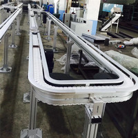 Convoyeur à chaîne flexible en acier inoxydable avec chaîne en POM pour un transfert fluide des produits dans les lignes de production alimentaire et de boissons