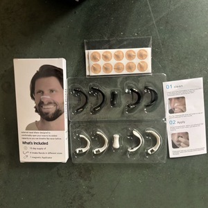 Dilatador Nasal Externo, Tiras Respiratorias de Silicona con Aplicador Magnético para Aliviar los Ronquidos, Negro y Blanco, Tamaños Incluidos - Product Image 1