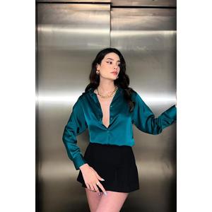 Chemise boutonnée en satin émeraude pour femme, style classique, tenue de tous les jours, chemisier à manches longues, ensemble de tenue avec short noir - Product Image 3