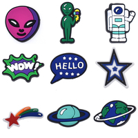 Breloques pas chères pour sabots, accessoires de chaussures Alien Spaceman, décorations en PVC pour sabots, boucles, clavier, lunettes, planètes, breloques pour chaussures