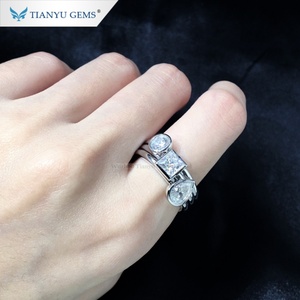 Tianyu Gems Bague à trois pierres en or blanc 14 carats 18 carats avec diamants Moissanite de coupe spéciale - Product Image 6