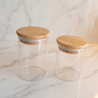Bocaux à bougies transparents personnalisés en verre borosilicate haute résistance aux températures élevées avec couvercles en bambou et en bois pour la décoration intérieure