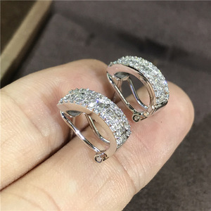 Orecchini a Cerchio in Oro Bianco con Diamanti Taglio Baguette, Incastonatura a Canale, Gioielli di Lusso per Matrimonio da Donna - Product Image 4